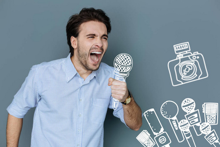 热情的歌手拿着麦克风大声唱歌照片