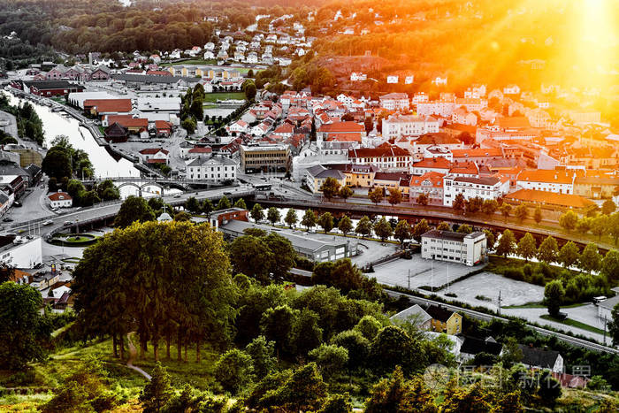 查看在挪威的一个美丽的城市哈尔登在许多房子和街道在日落期间