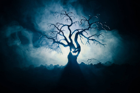 恐怖恐怖树与僵尸和恶魔面孔照片