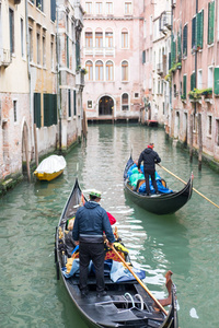 威尼斯运河沿线建筑的缆车景观