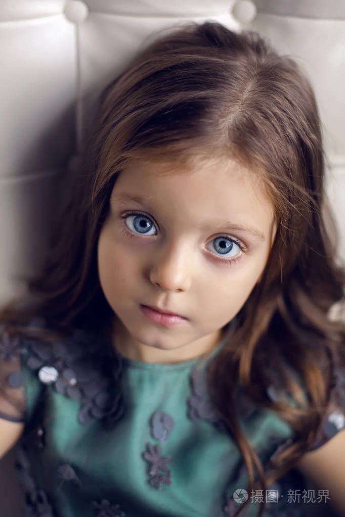 三岁,在一条绿色连衣裙的小女孩照片-正版商用图片0g6kkf-摄图新视界