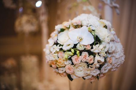 节日和婚礼花卉装饰美丽花束图片