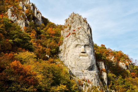 Decebalus 的岩石雕塑位于 Orsova 市附近。