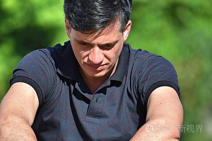 哀伤的中年人照片-正版商用图片0g6r50-摄图新视界