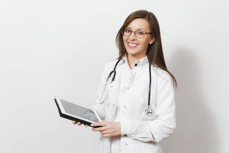 微笑美丽的年轻医生与听诊器, 眼镜被隔离在白色背景。女医生在医疗礼服用平板电脑电脑。医护人员, 技术医学理念