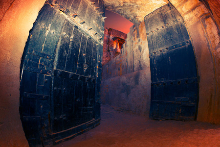 中世纪城堡在神秘暮光中的敞开大门照片