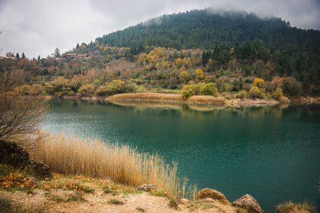 秋季景观与绿色水域的湖 Tsivlos，奔