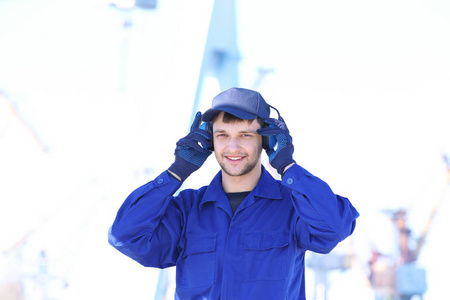 男性工作者在室外使用耳机。听力保护设备