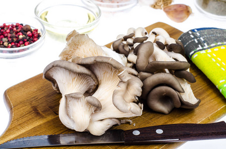 厨房切割新鲜蘑菇