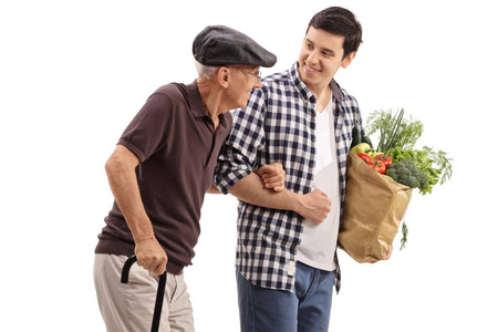 年轻人帮助一个老人与他的杂货被隔绝在白色背景