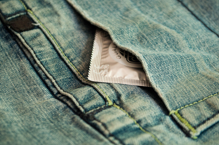 蓝色牛仔裤的口袋里的避孕套