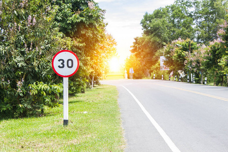 圆的限速道路标志图片