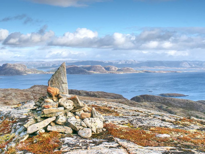挪威 Linesoya 岛山顶 Linesfjellet 230 米 卵石金字塔