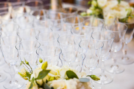 在白色桌子上，一排空的香槟杯的空杯子。Furshet，餐饮。眼镜的香槟或红酒