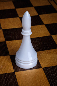 椎名真白裸图棋盘上的孤立白棋子照片