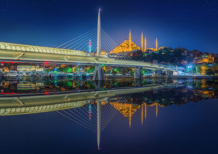 阿塔图尔克桥 地铁桥在晚上伊斯坦布尔