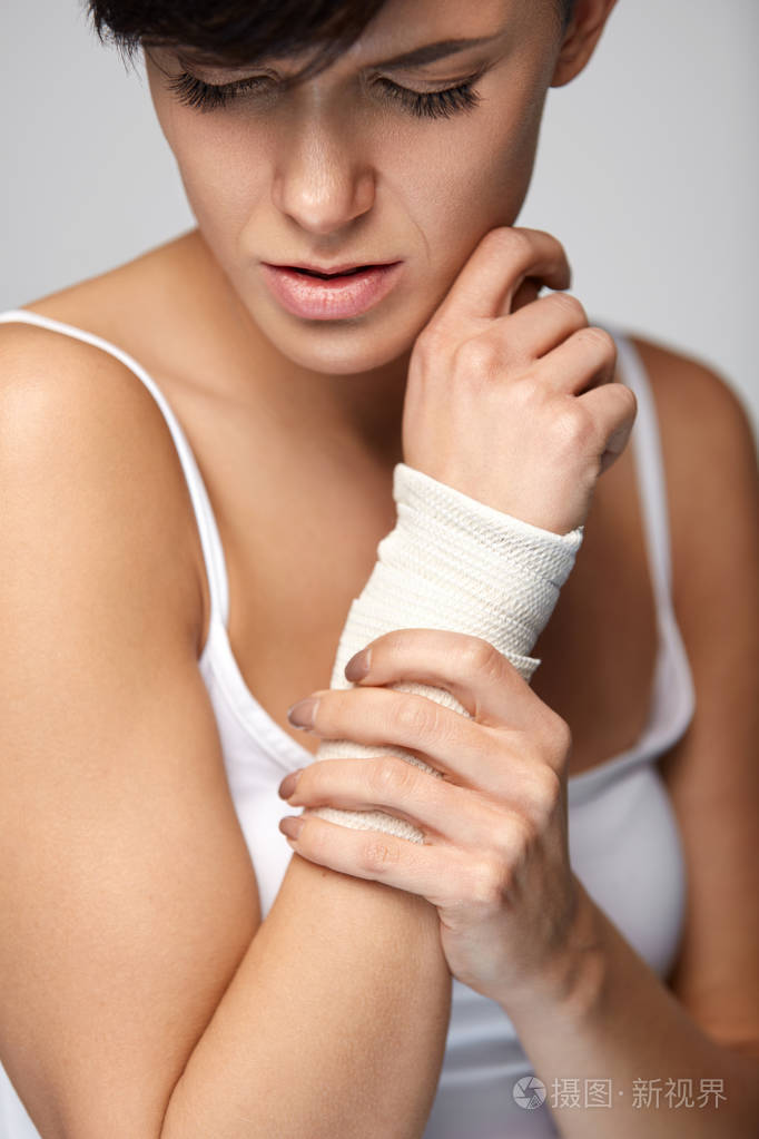 手外伤.美丽的女人,用手感觉疼痛的绷带