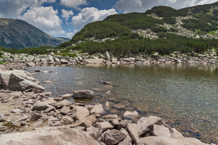 美妙的风景，多岩石的山峰和上部 Muratovo 湖，皮林山