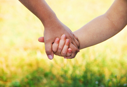 孩子们携手共进照片