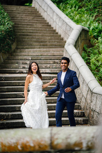 在公园的一天, 在石头台阶上的一对异族情侣。一个印度男人在喜悦和喜悦中嫁给一个中国女人。