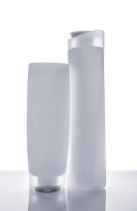 白色背景的两个洗发水瓶。黑白