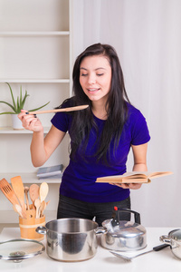 女孩在厨房里做饭