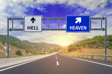 天堂和地狱路上的两个选项标志在公路上