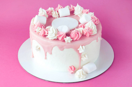 凄凉的生日图片生日粉红色蛋糕的女孩, 装饰棉花糖, 甜饼饼干在粉红色