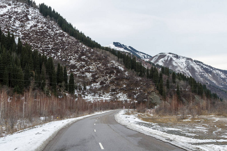 在早期的冬天山区沥青路面图片