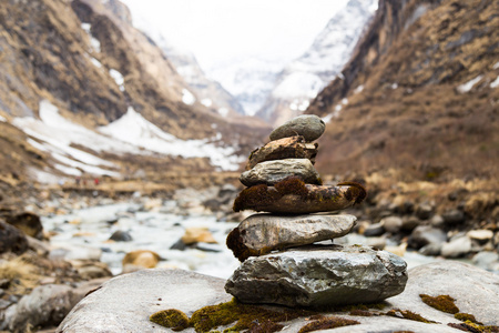 模仿沿到尼泊尔安纳布尔山远足径佛塔的禅岩安排