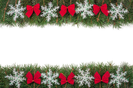 圣诞框架作出了冷杉的枝条装饰着弓和孤立的白色背景上的雪花