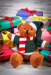 泰迪熊与琳琅满目的礼品，圣诞节或其他庆祝活动