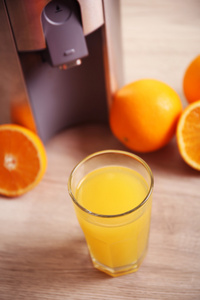 榨汁机和橙汁