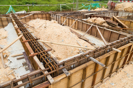 基础, 柱, 梁正在建造建筑地盘照片