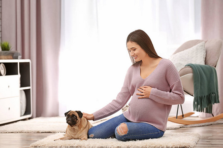 怀孕妇女与可爱的狗