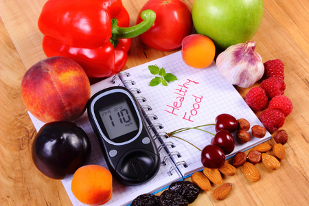水果和蔬菜与血糖仪和笔记本笔记 健康食品 糖尿病