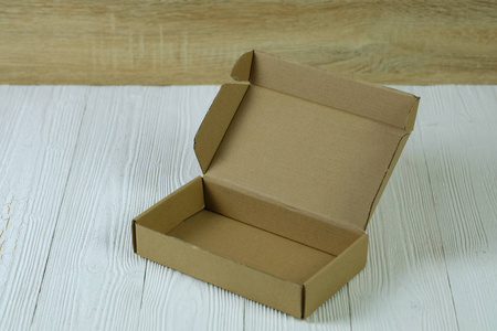 空包棕色纸板盒或托盘在明亮的木桌上