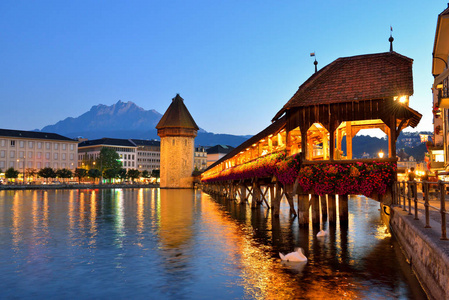 教堂桥 Kapellbrucke 和背景是 Pilatus 山