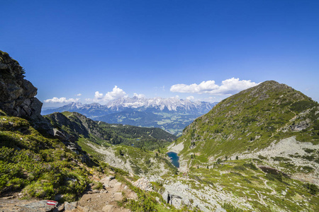 查看 Spiegelsee 湖和山顶肖伯和山 Dachstein