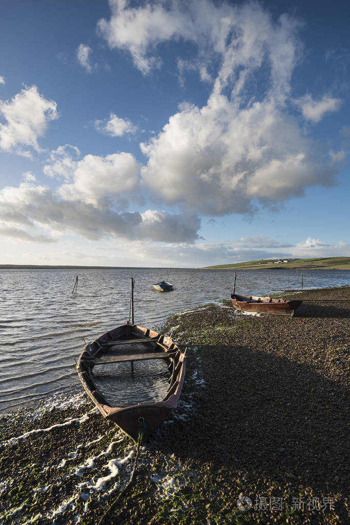 美丽的日落景观船停泊在逃离的形象