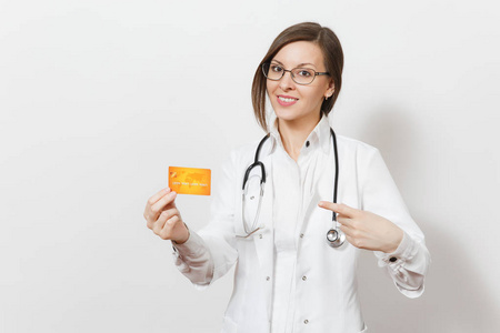 微笑迷人的医生妇女与听诊器隔离在白色背景。女医生在医疗礼服显示空白商业信用卡。医护人员, 健康, 金融医学概念