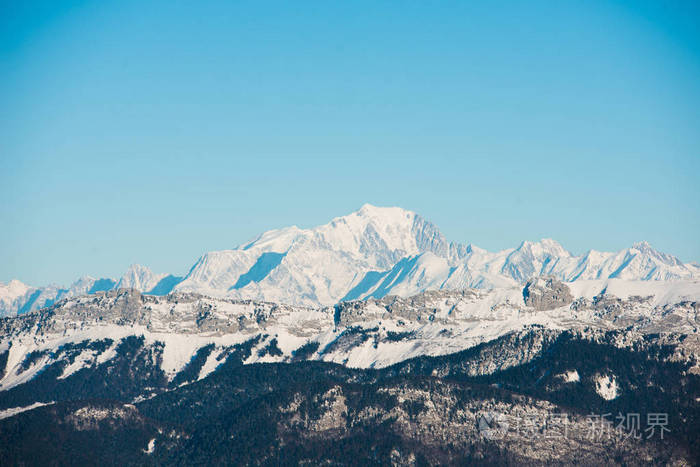 美丽的法国阿尔卑斯山冬季全景景观勃朗峰地标峰值在背景