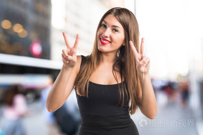 女孩做胜利手势