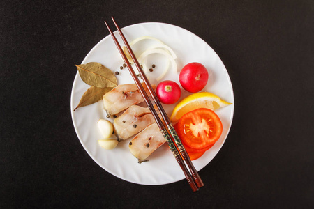 新鲜的生鱼片有柠檬, 洋葱, 西红柿, 洋葱, pepperpes 在黑桌上。健康食品, 饮食或烹饪概念。中餐和日本厨房。复制空