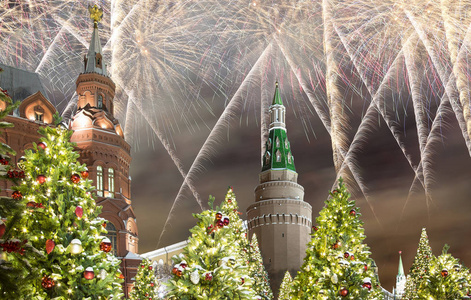 烟花在圣诞节和新年假日照明在晚上, 克里姆林宫在莫斯科, 俄国