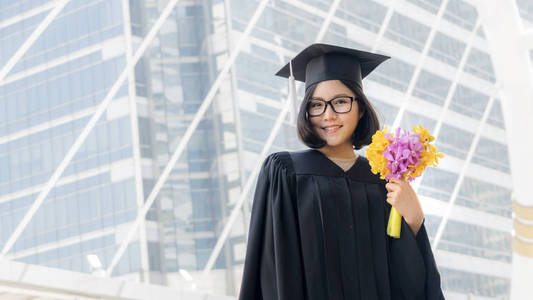 学生女孩在毕业与花花束