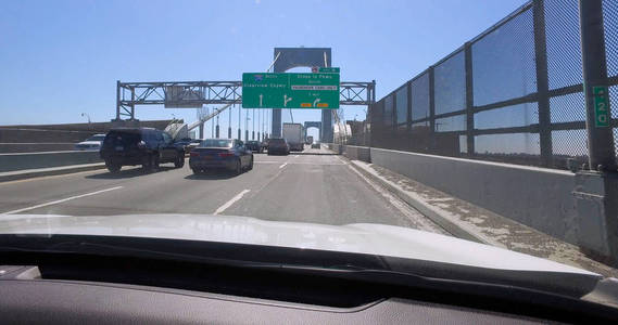 视窗前挡风玻璃汽车视图在纽约市的 Thogs 颈桥在白天驾驶交通