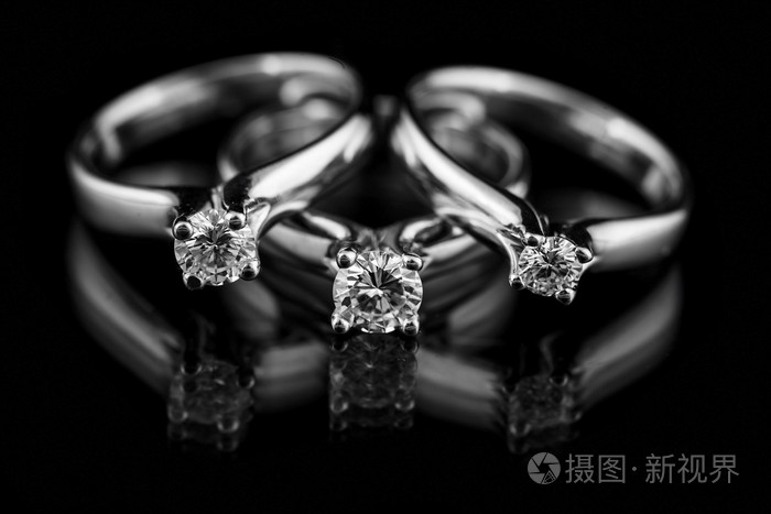 在黑色背景上的珠宝钻石戒指