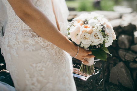 年轻美丽的新娘摆着花束