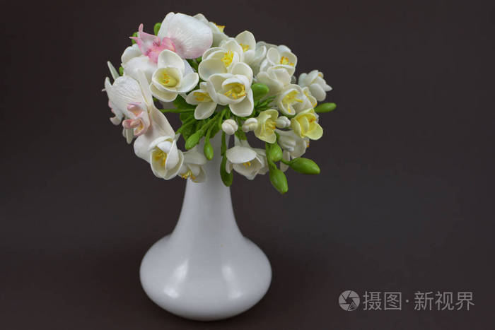 手工制作的聚合物粘土花花束在一个白色的花瓶在黑暗中照片 正版商用图片0g7n9g 摄图新视界